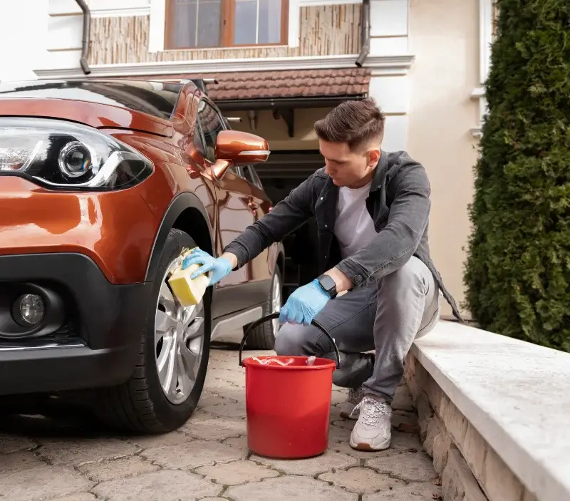 Lavage auto à domicile Piedicorte-di-Gaggio : professionnel intervenant sur un véhicule